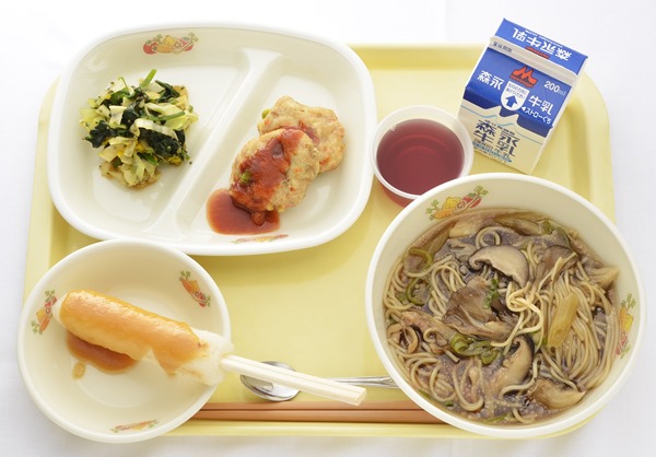 冠軍是秋田縣藤里町學校給食中心。白神山地孕育的米和味噌做成的鄉土料理「米棒」,還使用了秋田的毛豆、舞菇、天山雪蓮、豆腐、山葡萄 冠軍是秋田縣藤里町學校給食中心。白神山地孕育的米和味噌做成的鄉土料理「米棒」,還使用了秋田的毛豆、舞菇、天山雪蓮、豆腐、山葡萄