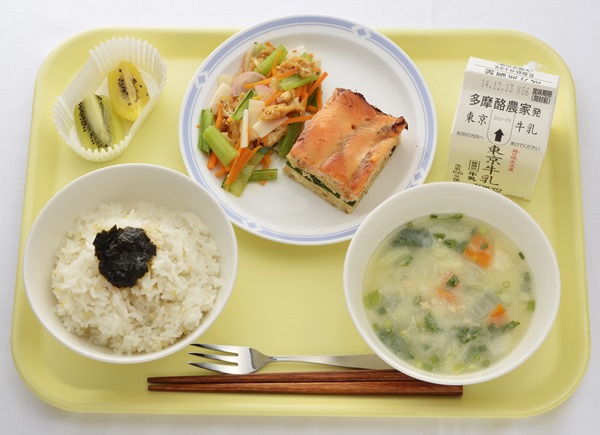 亞軍是東京都青柳小學校，淺草海苔飯、奧多摩山女燒、千草拌菜、東京牛奶、東京奇異果，無一不是難得的東京在地食材