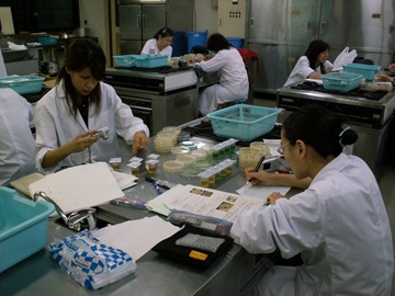 衛生檢查(提供:東京學校給食會) 衛生檢查(提供:東京學校給食會)