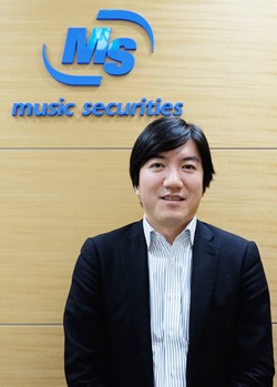 因為想幫喜愛的音樂人出唱片而發展出小額投資的music securities代表小松真實