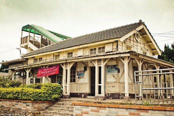 這是一座日治木造的火車站,建於大正十一年(1922年),現是縣定歷史建築。