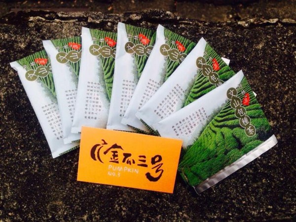 茶師如同獵人般的敏銳嗅覺,藉由浪茶的過程,展露茶香風韻,用心製作每一杯好茶。文山包種茶包及香淳回甘的包種茶糖,讓你用一杯茶一顆茶糖的時間,認識茶鄉坪林。