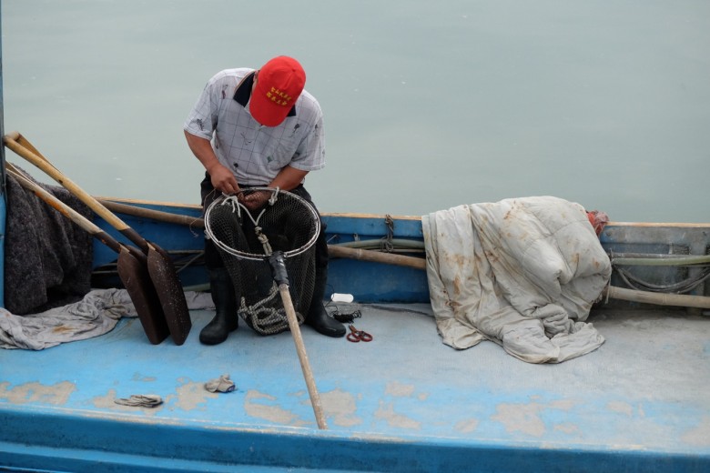 出海前得先補破網，免得魚群跑光光