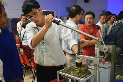 只要將蓮蓬置時網上，經彈簧按壓就可擠出蓮子。（攝影／潘子祁）