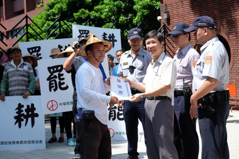 抗議民眾遞交陳情書給營建署代表