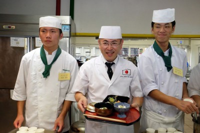日本師傅村林新吾(中)經常率領日本相可高校學生來台交流。(攝影/郭琇真)