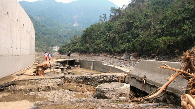 通往乌来各个道路受苏迪勒台风摧残。（图/吴美貌提供）