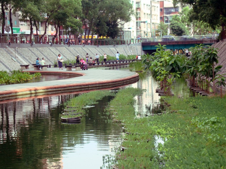 中港大排成為城市的「生態廊道」，是新莊市民假日的休憩園地。（環保署提供）