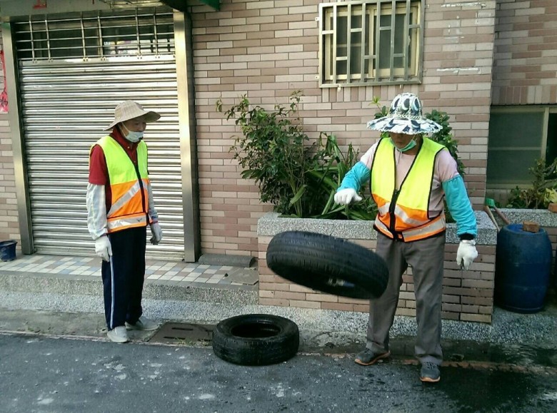 輪胎凹槽易積水需盡快清除。（圖片提供／台南市衛生局）