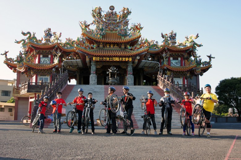 大同國中探索班利用5天的時間，走遍彰化鹿港、芳苑、二水等地宮廟，提供不同地方人最新鮮的手沖咖啡。（大同國中輔導室提供）