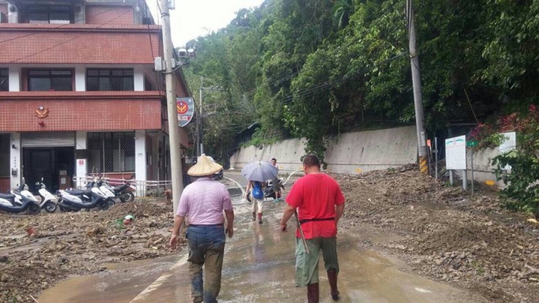 派出所前道路也堆滿砂石與泥土。（圖片提供／水利署台北水源特定區管理局）