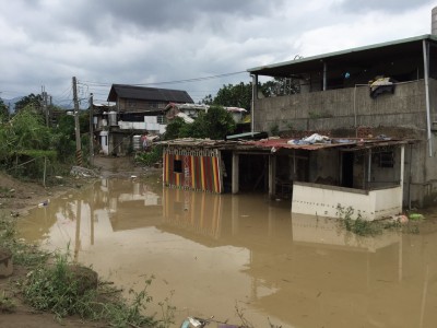 溪洲部落家園受蘇迪勒颱風影響，泡在積水與爛泥當中，家園復建格外艱辛。(圖/溪洲部落提供)