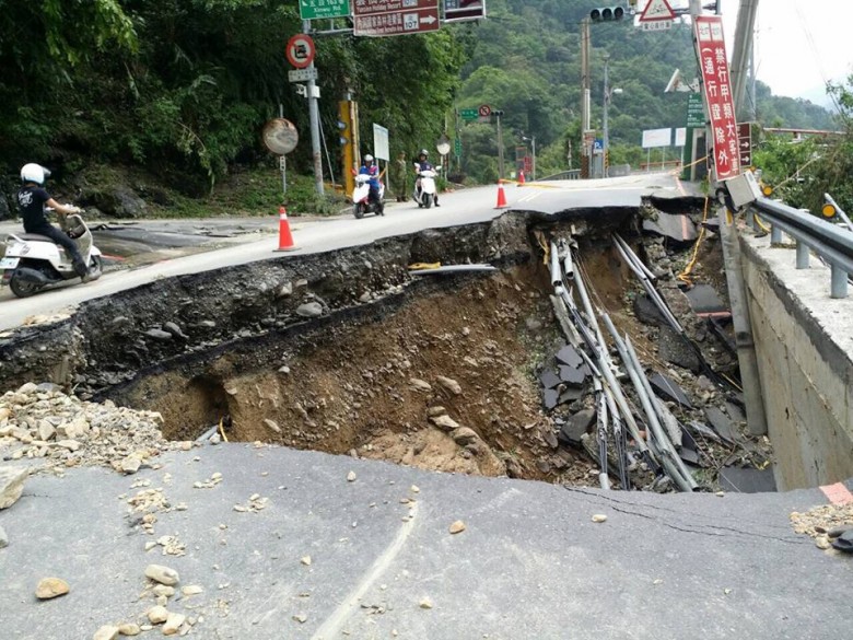 通往烏來市區道路嚴重坍方。（圖片提供／水利署台北水源特定區管理局）