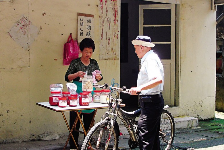 早期龔家酒釀都在自立新村及鄰近眷村擺攤，眷村拆遷及第二代接手後，已改為網路銷售。（圖片提供／商周出版） 