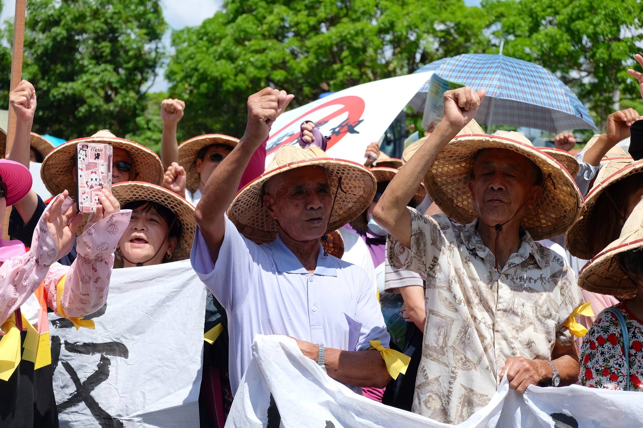 部分農民齊聚宜蘭縣政府前抗議。(圖/林慧貞攝影)