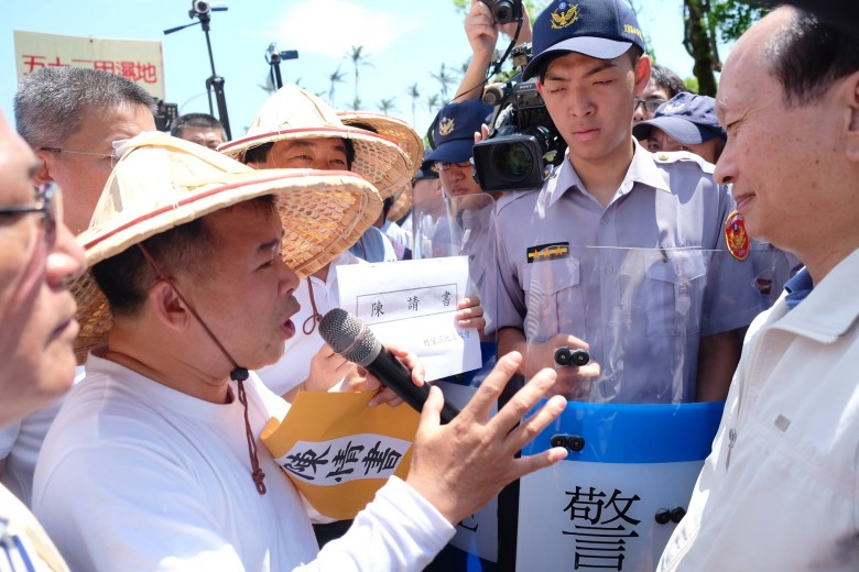 宜蘭副縣長吳澤成（右）接受抗議民眾陳情書。(圖/林慧貞攝影)