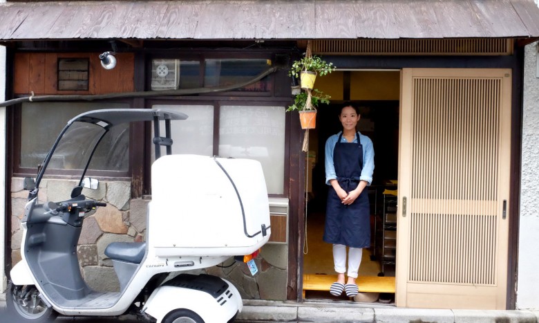 椎名租了一間居酒屋當工作室，每到傍晚就騎著白色配送車送便當