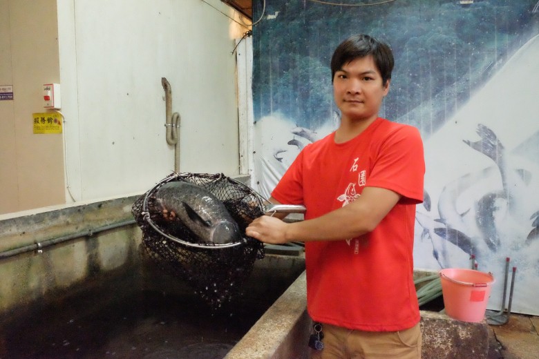 石園活魚餐廳廚師孔祥春說，大約兩斤可做一道菜。（圖/林慧貞攝影）