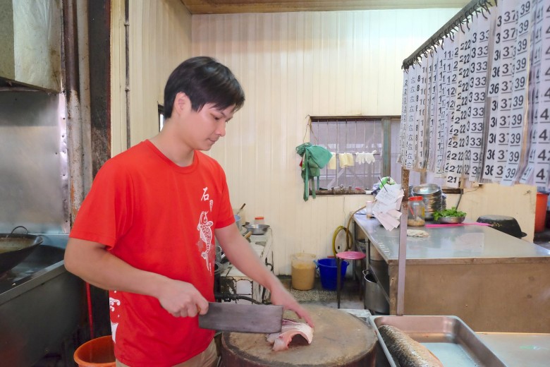 石園活魚餐廳廚師孔祥春說，餐廳會用桌號貼紙標示克人選的魚，以免料理時弄混。（圖/林慧貞攝影）