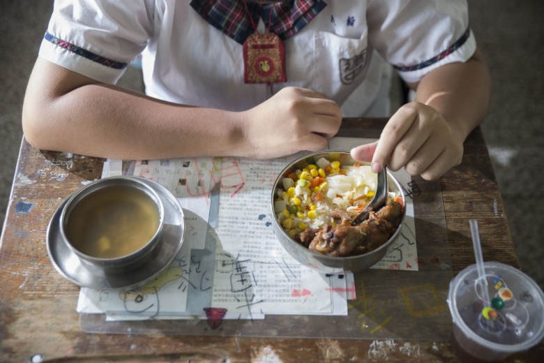 三色豆、高麗菜、小雞腿，加上一碗甜湯，如此簡單菜色，是常見的校園午餐內容。但食材安全與否，卻難以由肉眼辨別。