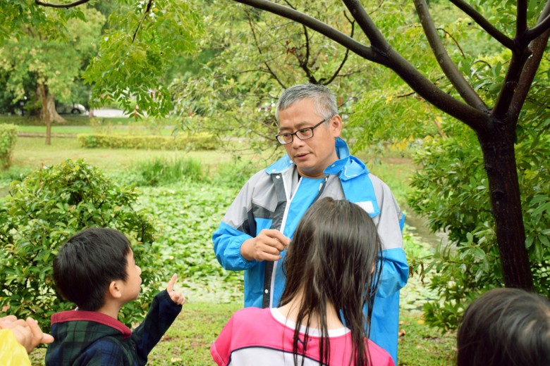 呂東杰化身生態解說員，希望以專業和選民分享政治願景。（圖／潘子祁攝）