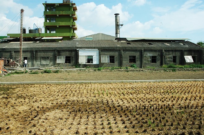 中南部一帶處處可見農地旁蓋有違章工廠。（圖片提供／台南社大）