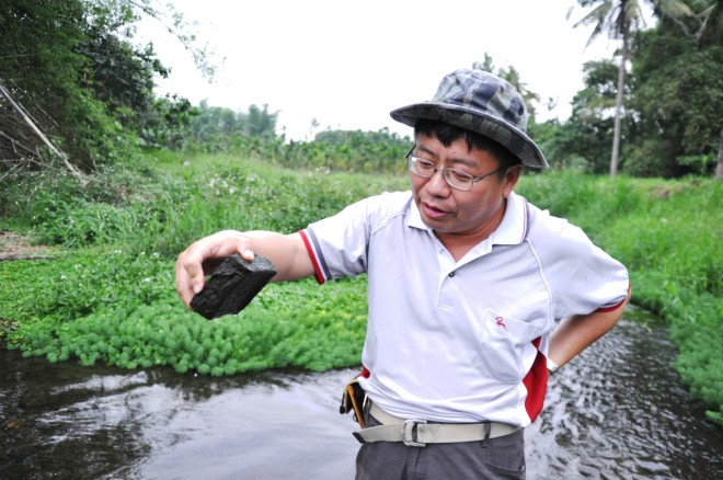 邱郁文經常到各大湧泉調查，許多生物都喜歡產卵在石塊底下（圖片提供/邱郁文）