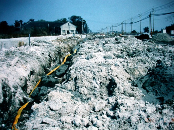 二等九號道路施工1--挖出大量白色的棄置土