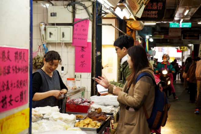 深入東門市場採訪。（圖片提供／見域工作室）