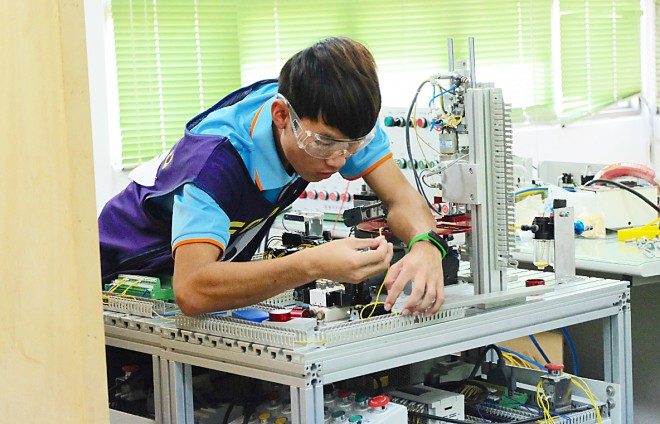 生物產業機電比賽選手組裝、寫程式能力