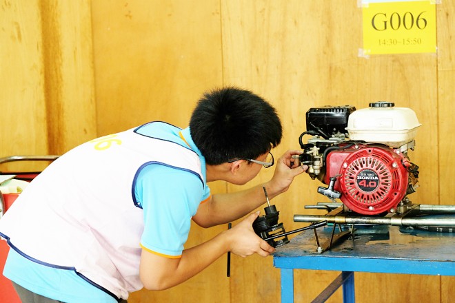 農機比賽考試單缸引擎保養和維護，選手必須排除評審給的障礙，換零件、修線路，讓引擎正常發動