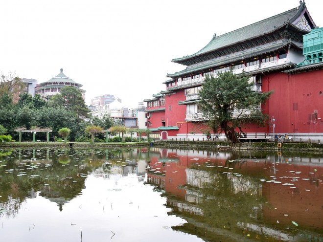 荷葉已無晴雨蓋，後方更蓋起歷史博物館。（圖／潘子祁攝）