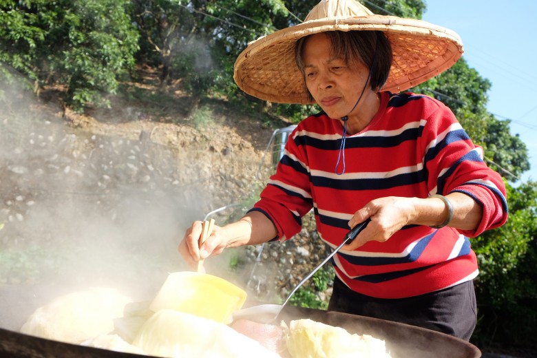 封大封過程得時而開鍋翻翻食材。