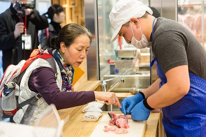 切肉師與客人互動