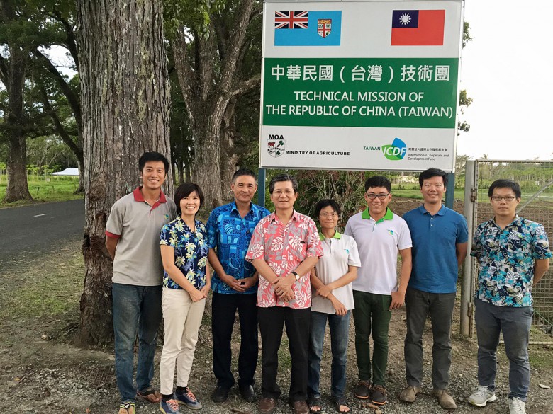 斐濟農技團團隊，左三為團長楊永郎，左五為負責Nadarivatu淺山區的技師徐瑋君。（圖片提供／徐瑋君）