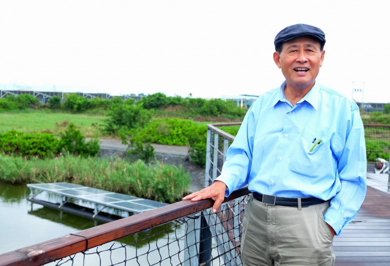 2-曹啟鴻和浮動式太陽能板