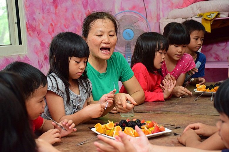 Nakaw雖是漢人，卻有一口流利的阿美族語，而這所由她和部落婦女共同打造的「全美語」共學園，真正落實沉浸式的教學環境。（圖／潘子祁攝）