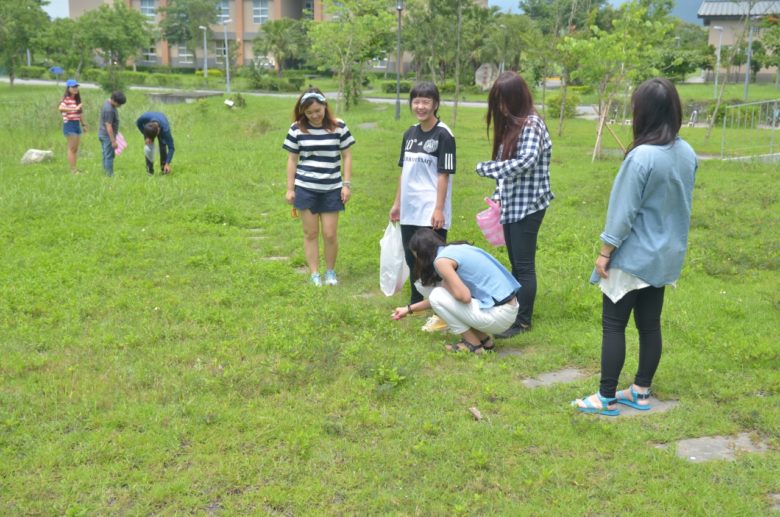 學生們在東華廣袤的校園內尋找素材。