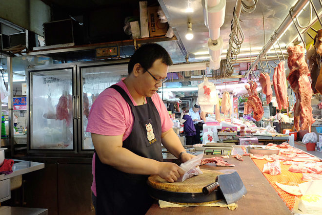 志成肉品專賣店採折衷方式，添購一台冷藏櫃，開市後將部分肉品拿出來販售3（攝影／郭琇真）