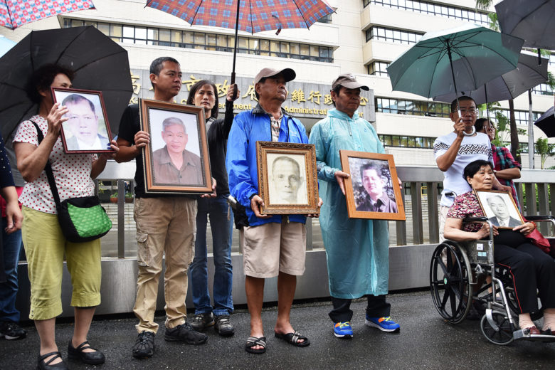 8_12居民拿先人遺像到高雄市政府前抗議-1