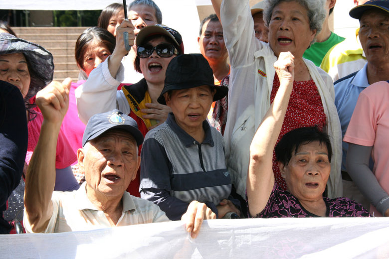 8_5居民到高雄高等行政法院開庭前開記者會呼口號-1