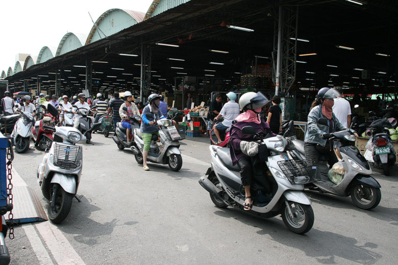 批發市場裡的摩托車大軍