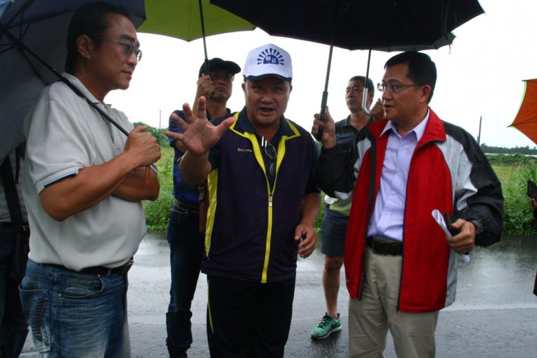 左一是藍色東港溪保育協會理事周克任,中為林志成鄉長,右一是環保局稽查人員。