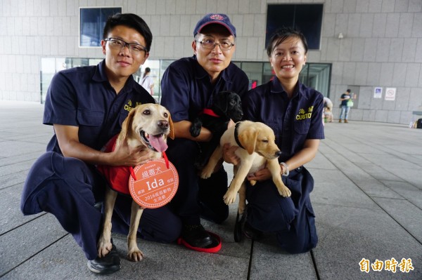 緝毒犬Ida與緝毒犬培訓中心的兩隻幼犬。(圖片來源:自由時報記者蔡淑媛攝)