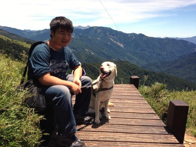 視障者陳威同和導盲犬Bessie一起登上合歡山東峰。(圖片來源:台灣動物新聞網)