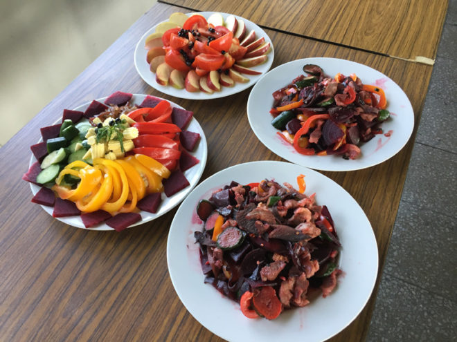 学生们运用指定食材，地瓜、山药、甜菜根等，做出美味佳肴。摄影／田孟凌