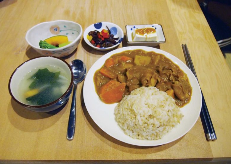 當天料理為雞肉咖哩飯，搭配汆燙蔬菜，簡單調味，保有天然原味；黃豆豆腐、花生豆腐佐豆瓣醬；涼拌黑木耳及蔬菜湯。