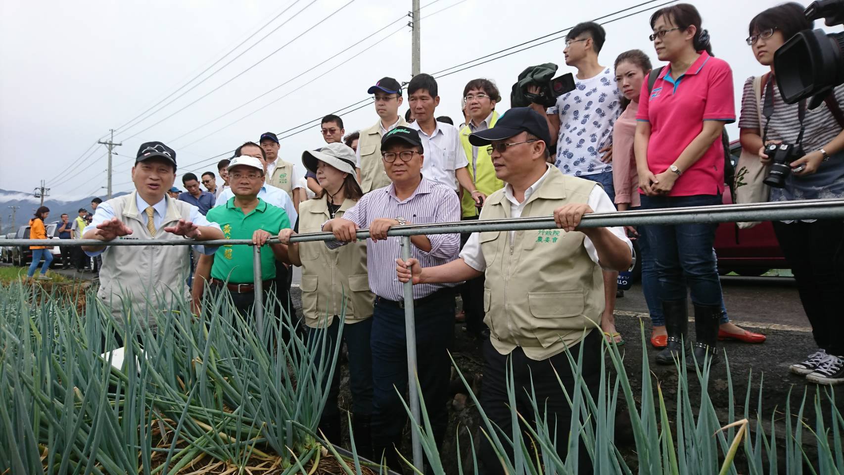 農委會主委林聰賢勘災(圖片提供/農委會)
