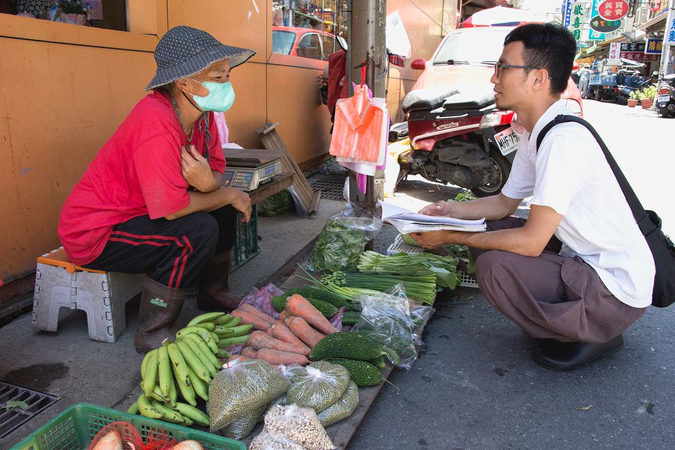 謝禮光跟農友互動(攝影/羅健宏)