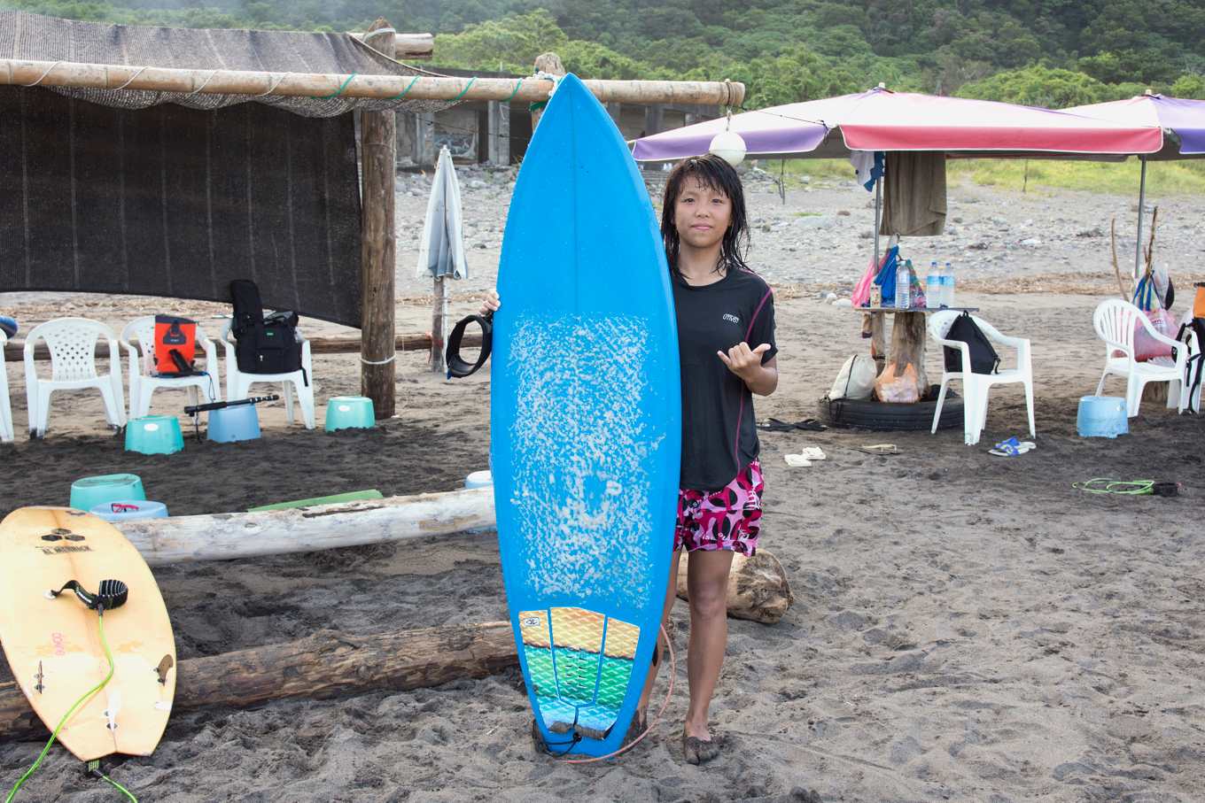 [李淑如，衝浪很快很爽，推薦大家來玩衝浪，站在海上的感覺很棒（台灣區2017-ISA青少年衝浪錦標賽女子U16組第一名）攝影羅健宏]